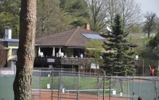 blick ueber das tennisgelaende